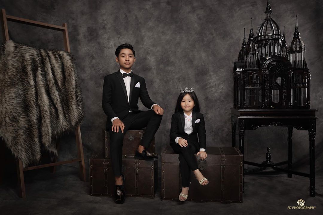 9 Photoshoot keluarga The Onsu dengan konsep black suite yang estetik