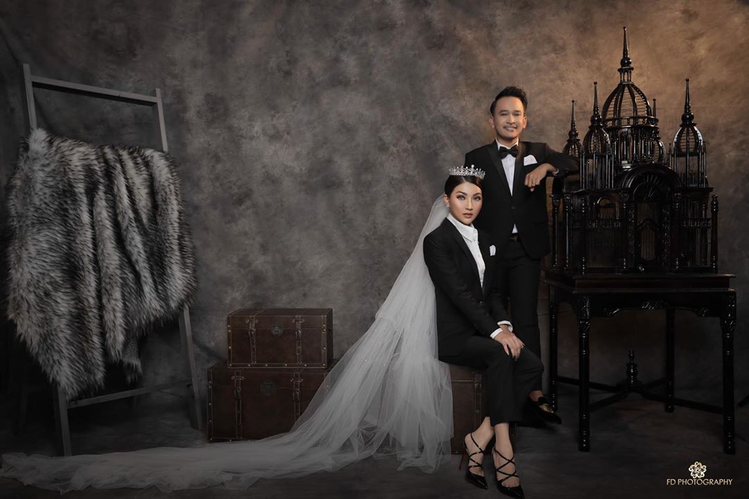 9 Photoshoot keluarga The Onsu dengan konsep black suite yang estetik
