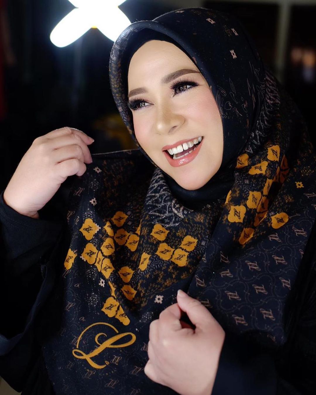 Tampil cantik dan anggun, ini 6 gaya hijab Melly Goeslaw yang menawan
