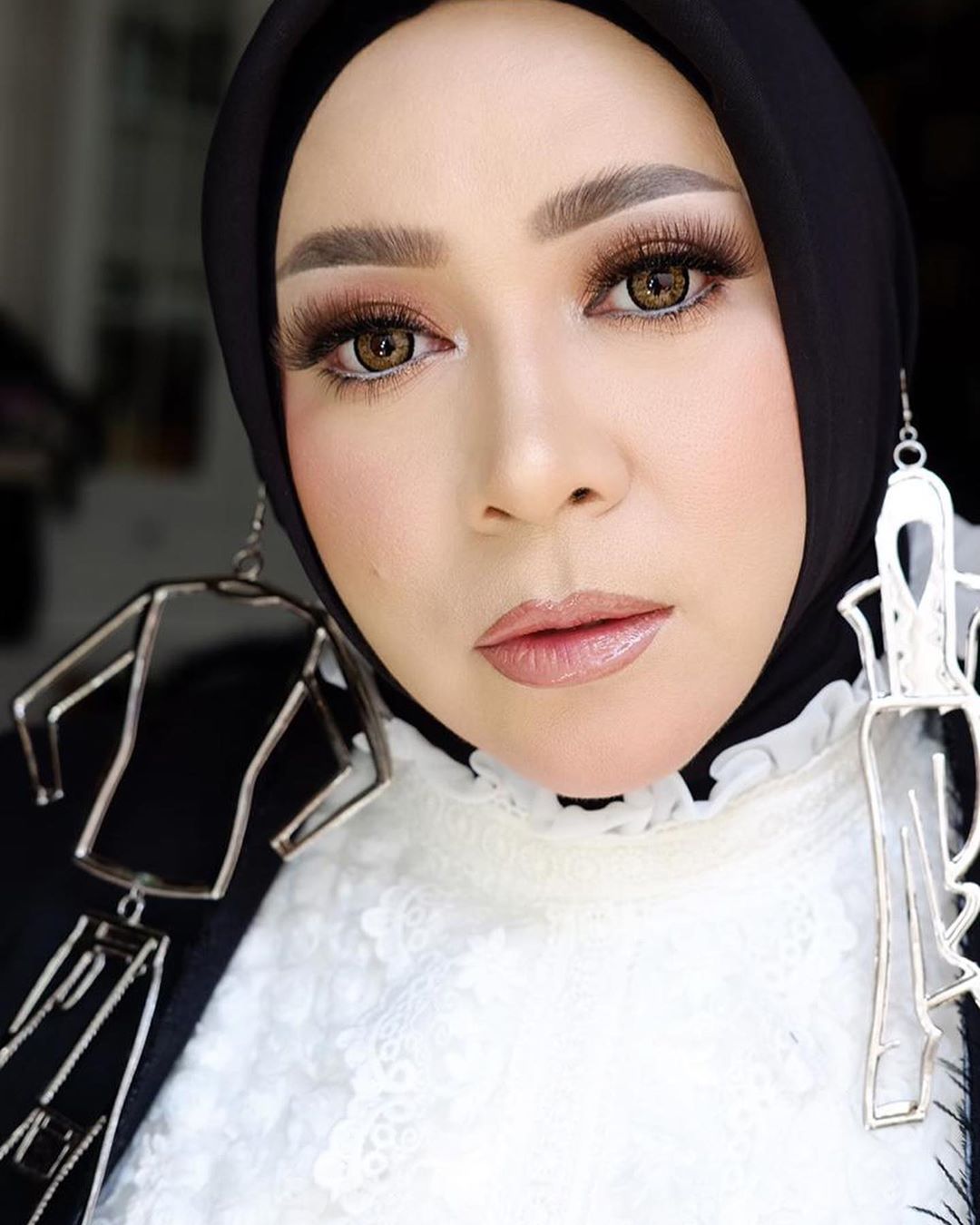 Tampil cantik dan anggun, ini 6 gaya hijab Melly Goeslaw yang menawan