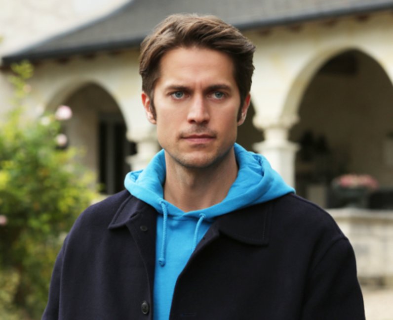 6 Pesona Lucas Bravo, pemeran Gabriel dalam serial 'Emily in Paris'