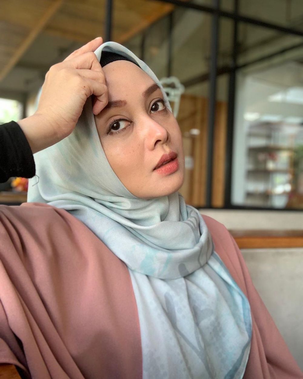 7 Potret terkini Terry Putri, makin menawan di usia kepala empat