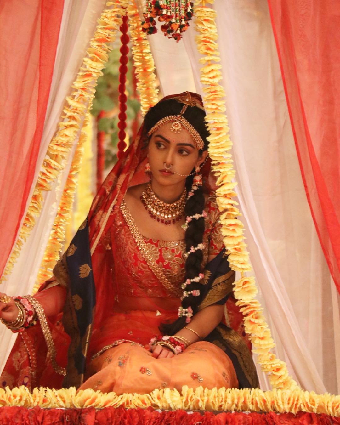 8 Pesona Mallika Singh, pemeran Dewi Radha dalam serial Radha Krishna