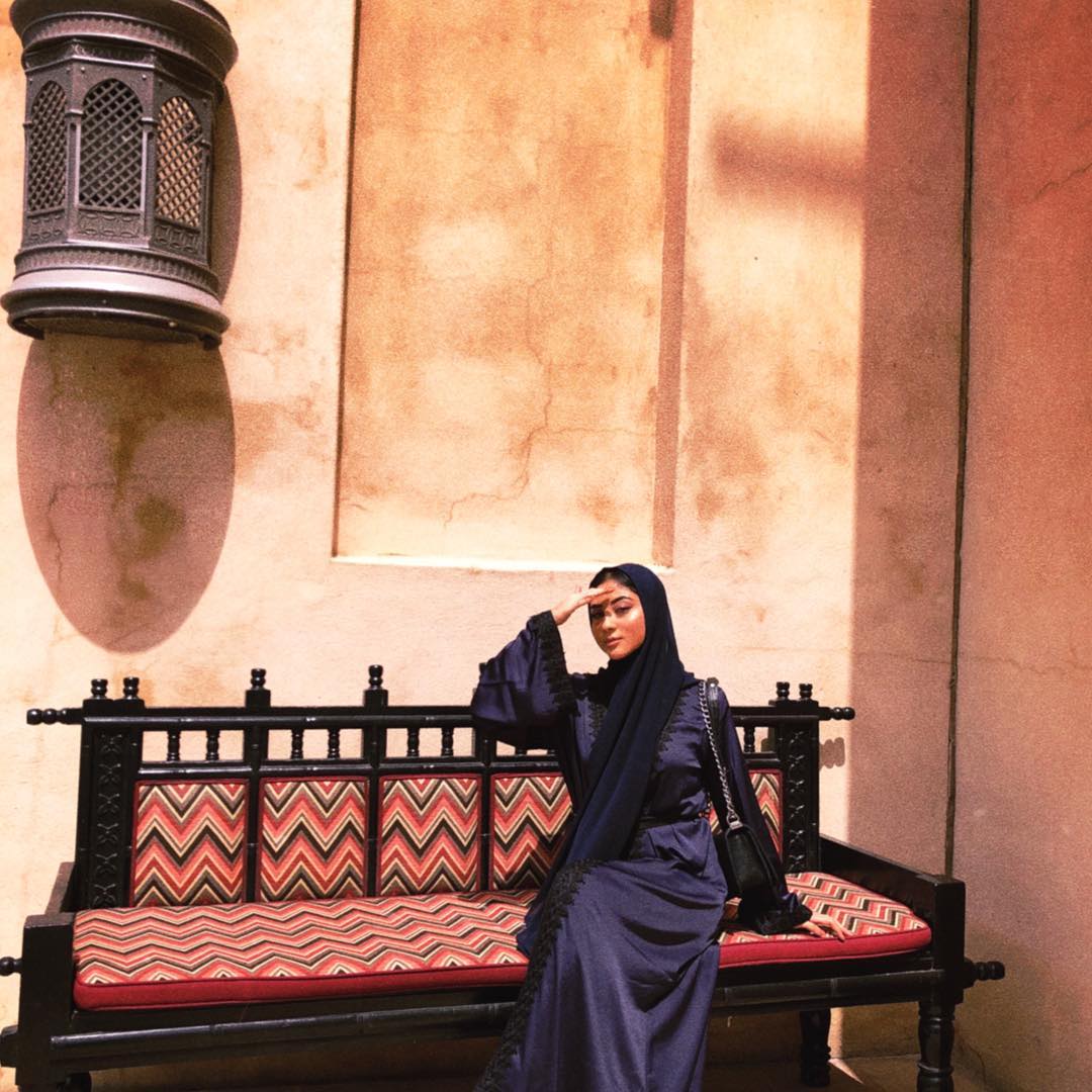 8 Inspirasi outfit hijab ala Margin Winaya, cantik dan anggun