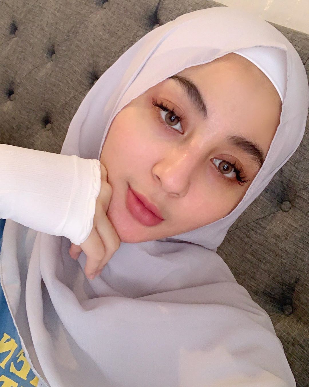 8 Inspirasi outfit hijab ala Margin Winaya, cantik dan anggun