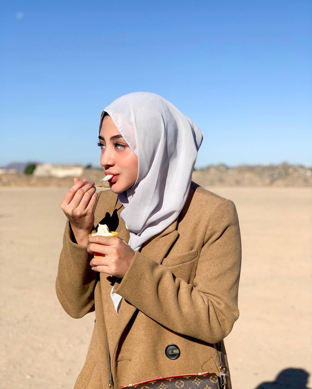 8 Inspirasi outfit hijab ala Margin Winaya, cantik dan anggun