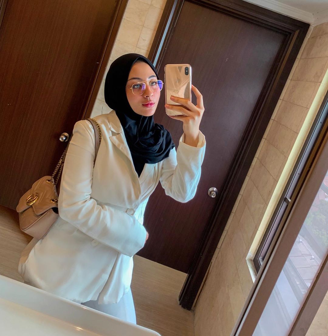 8 Inspirasi outfit hijab ala Margin Winaya, cantik dan anggun