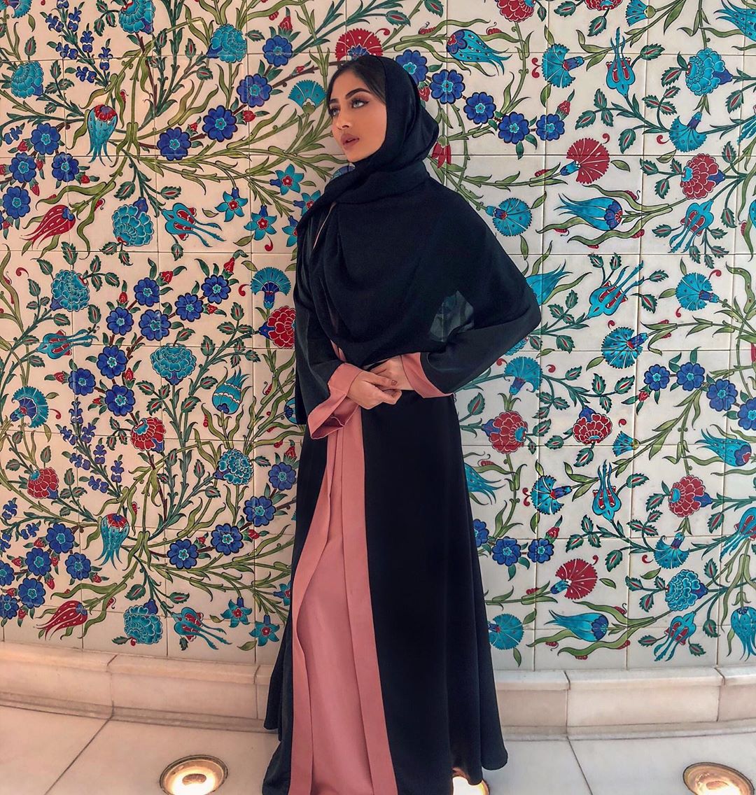 8 Inspirasi outfit hijab ala Margin Winaya, cantik dan anggun