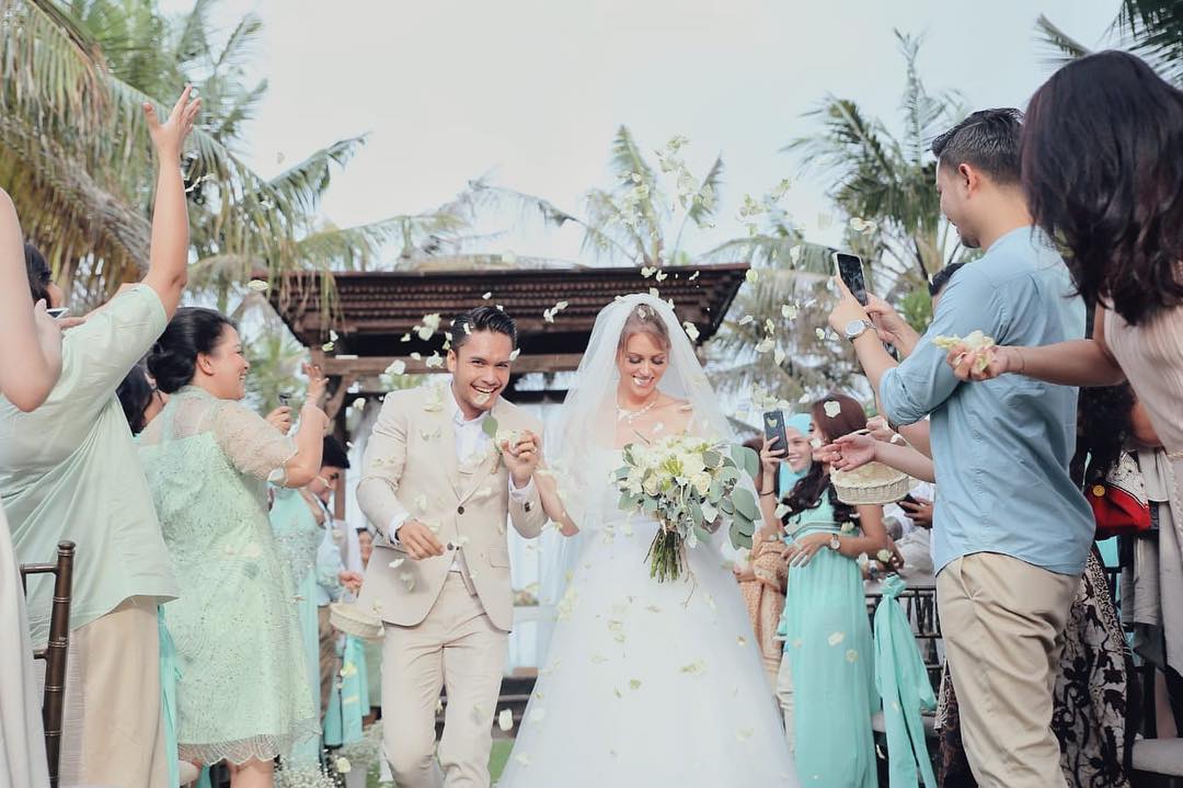 8 Potret kebahagiaan Randy Pangalila dan sang istri, harmonis abis