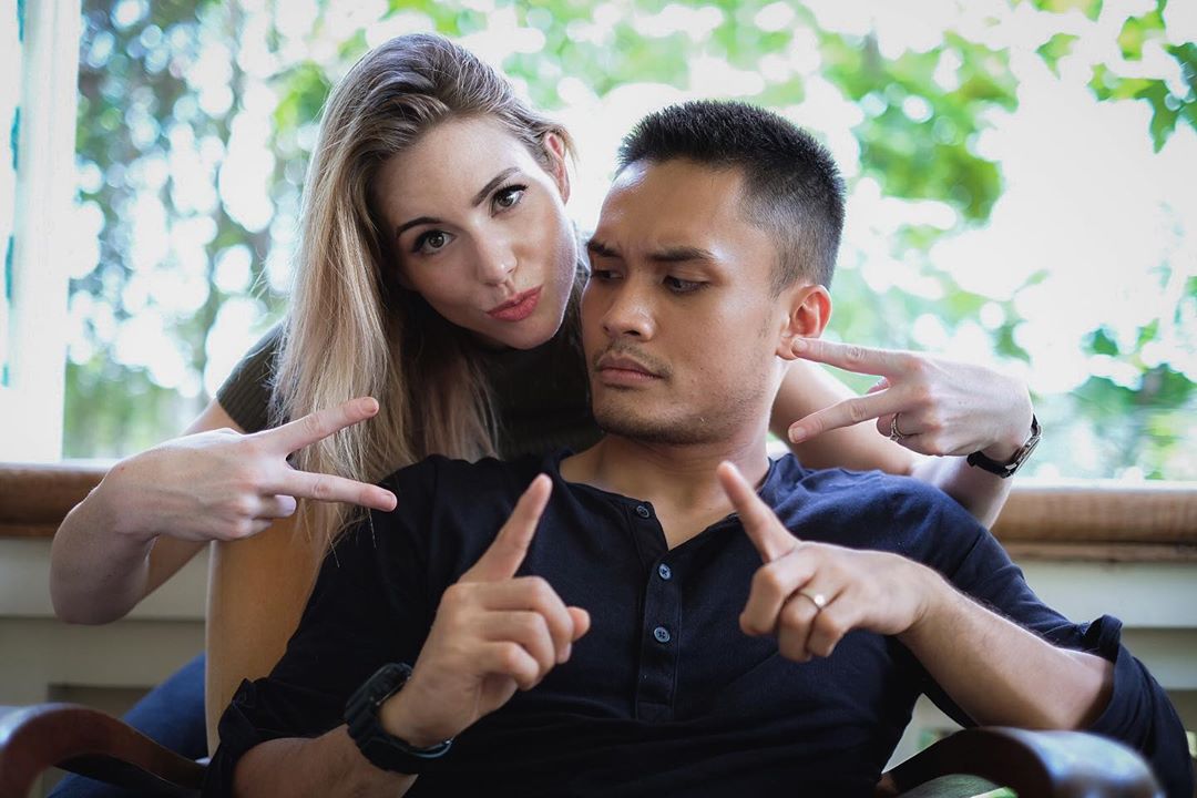 8 Potret kebahagiaan Randy Pangalila dan sang istri, harmonis abis