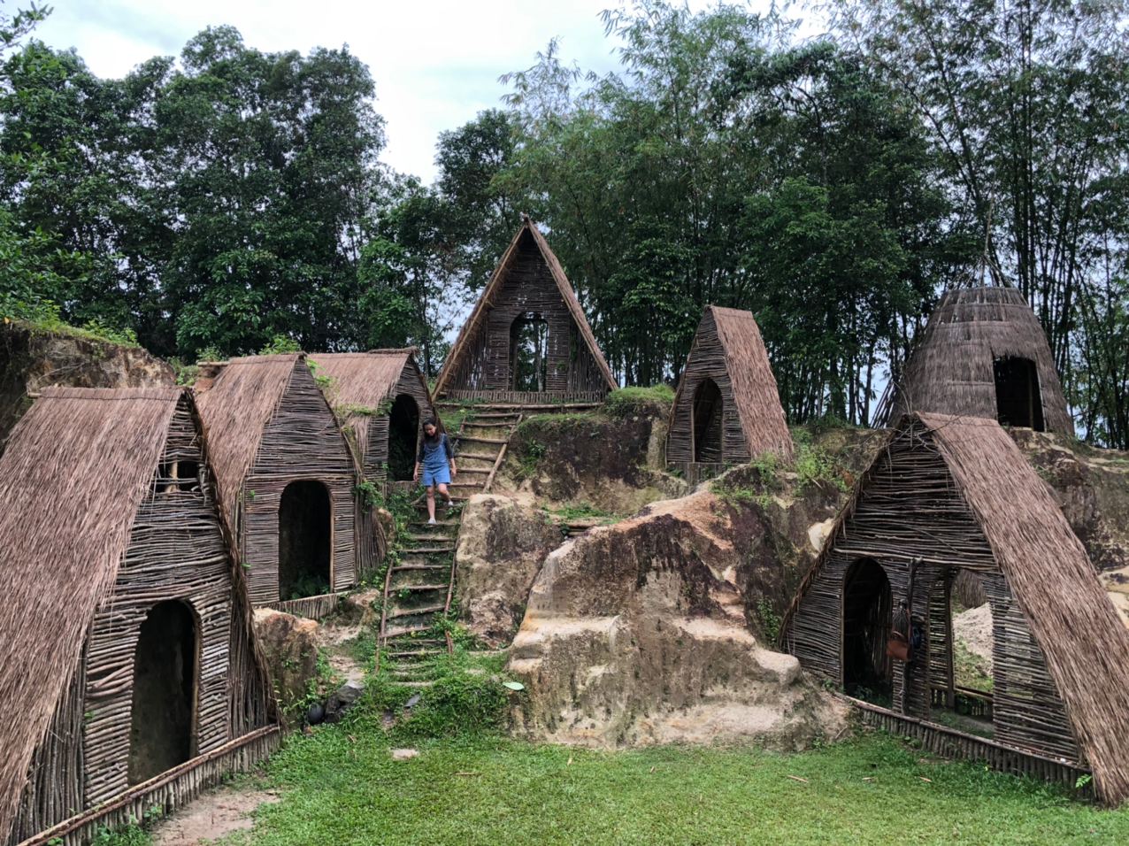 Rumah Hobbit di Tebing Koja