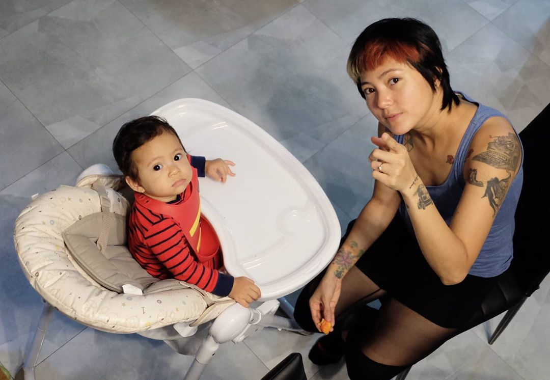 Poppy Sovia saat momong anak