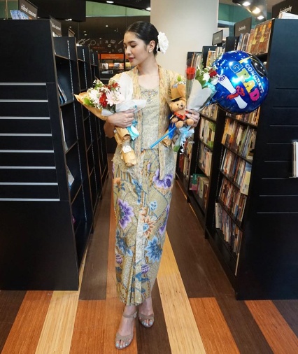 7 Potret kebaya modern seleb saat wisuda yang bisa jadi inspirasi