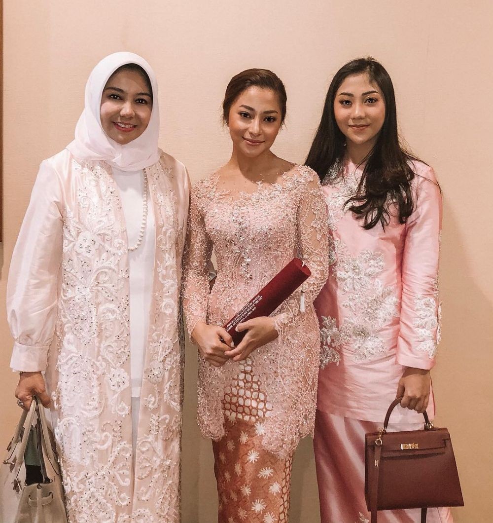 7 Potret kebaya modern seleb saat wisuda yang bisa jadi inspirasi