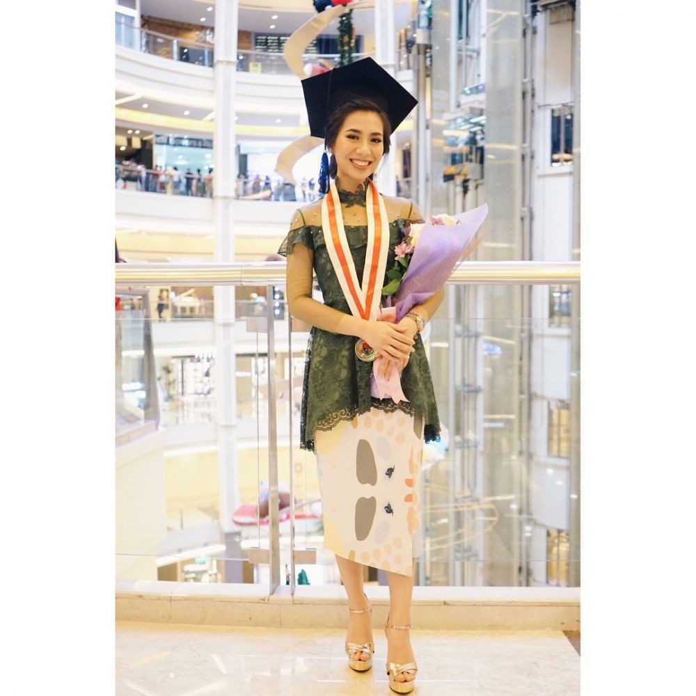 7 Potret kebaya modern seleb saat wisuda yang bisa jadi inspirasi