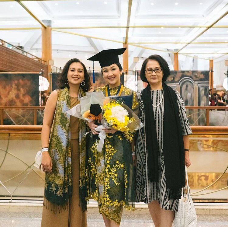 7 Potret kebaya modern seleb saat wisuda yang bisa jadi inspirasi