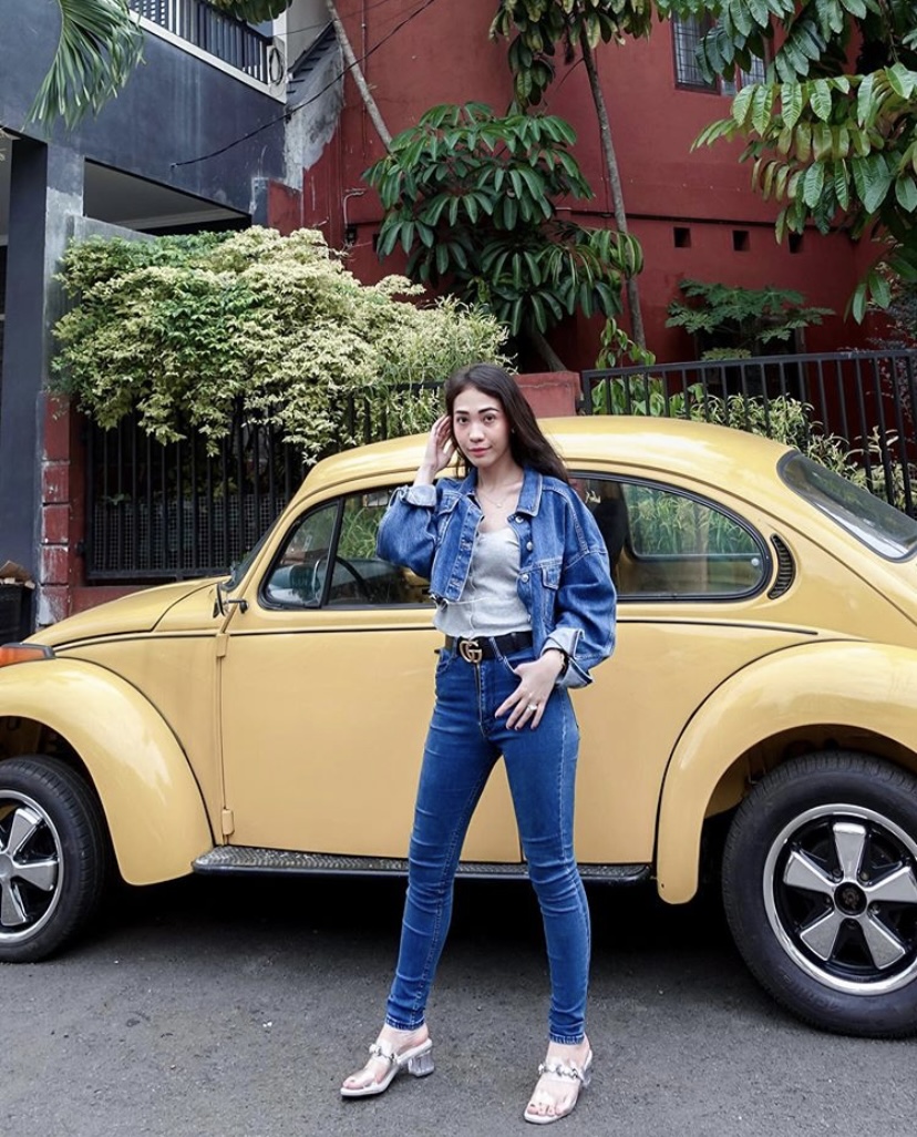 5 Gaya busana ala travel vlogger Grace Girsang ini bisa jadi inspirasi