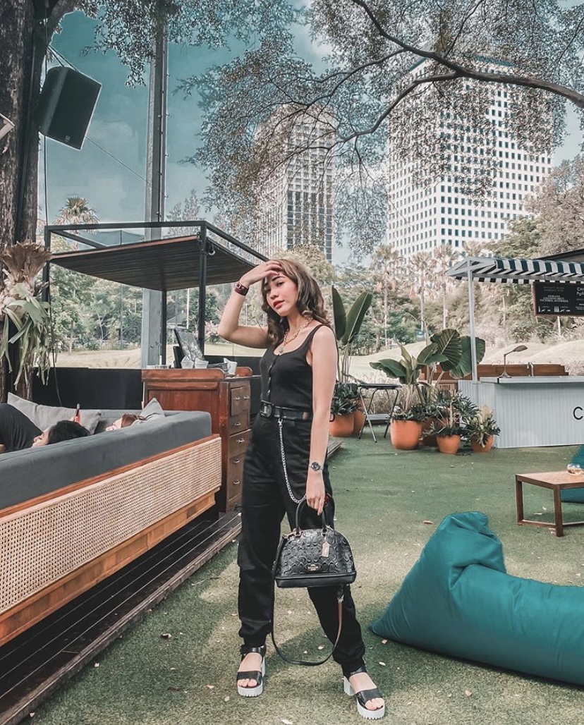 5 Gaya busana ala travel vlogger Grace Girsang ini bisa jadi inspirasi