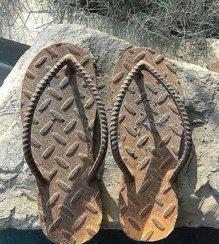 11 Potret sandal jepit unik ini bikin senyum sendiri, nyeleneh banget