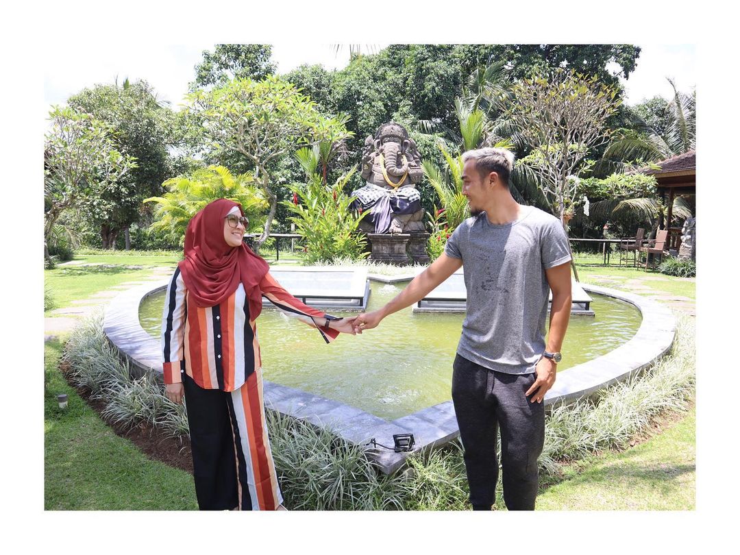 9 Potret bahagia Okie dan Gunawan saat liburan di Bali, bak honeymoon