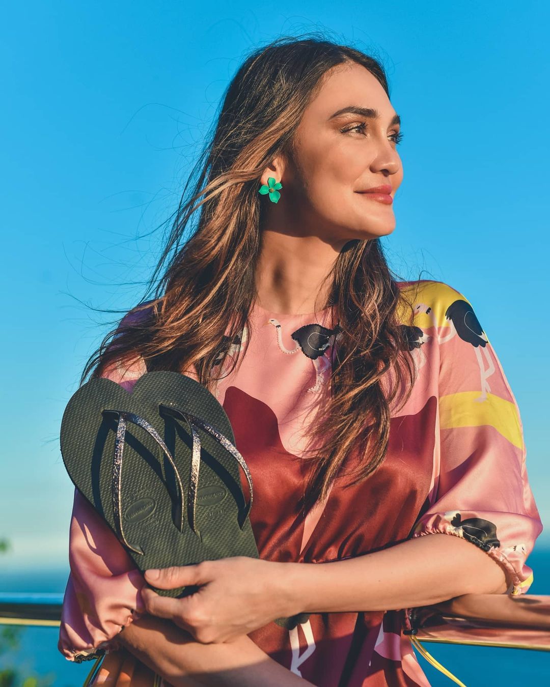 8 Gaya Luna Maya dan Putri Marino, duo artis Bali yang menawan