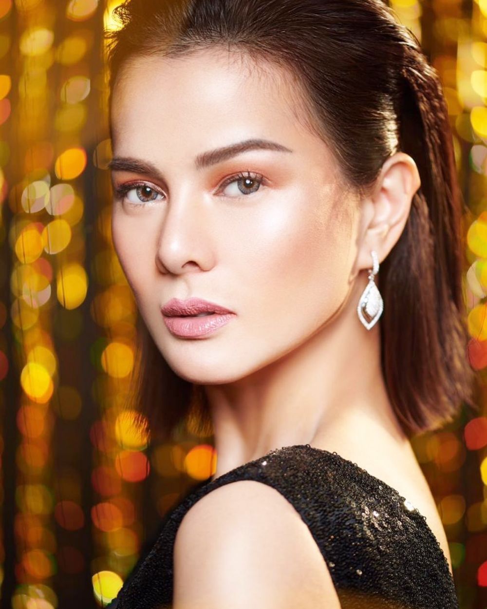 7 Pesona Astrid Tiar dengan make up natural yang bikin jatuh hati