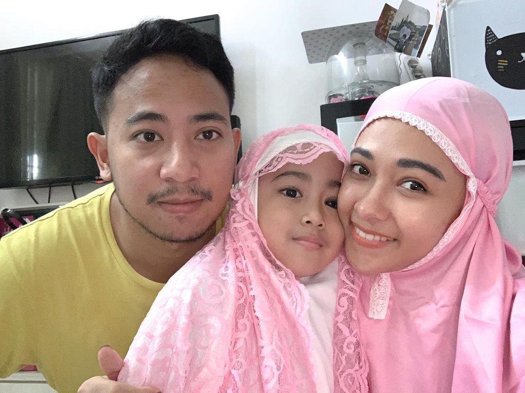 7 Potret harmonis keluarga Poppy Bunga, bahagia dan jauh dari gosip