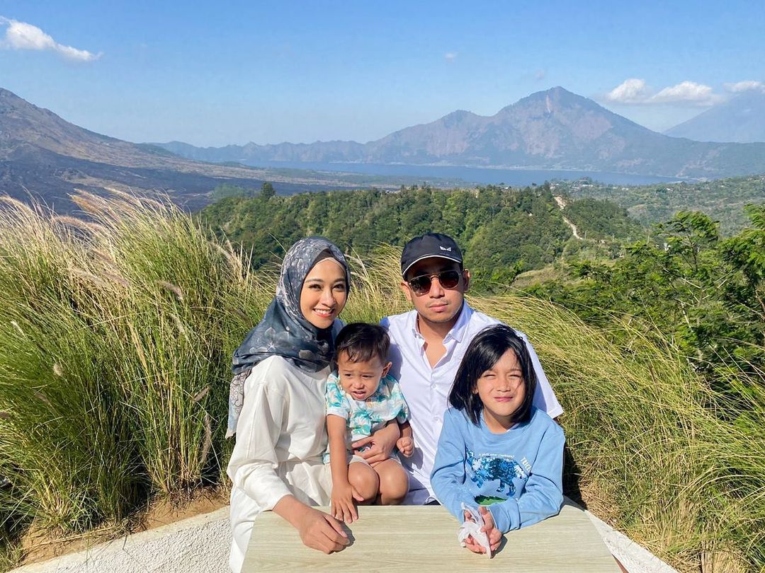 7 Potret harmonis keluarga Poppy Bunga, bahagia dan jauh dari gosip