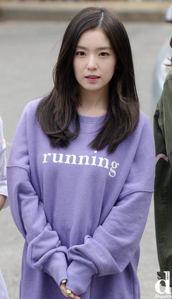 16 Potret Irene Red Velvet saat kenakan outfit ungu, warna favoritnya