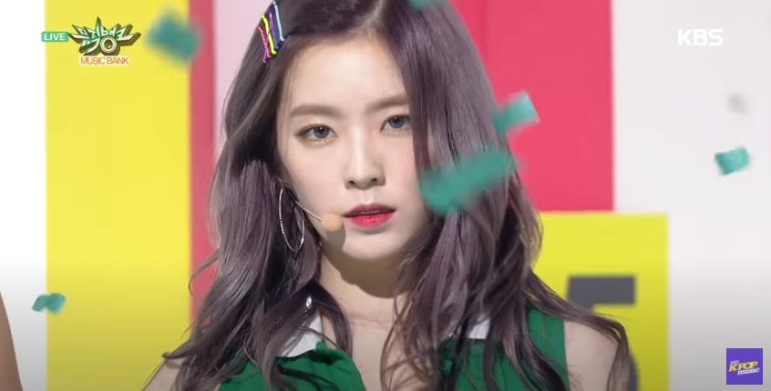 16 Potret Irene Red Velvet saat kenakan outfit ungu, warna favoritnya