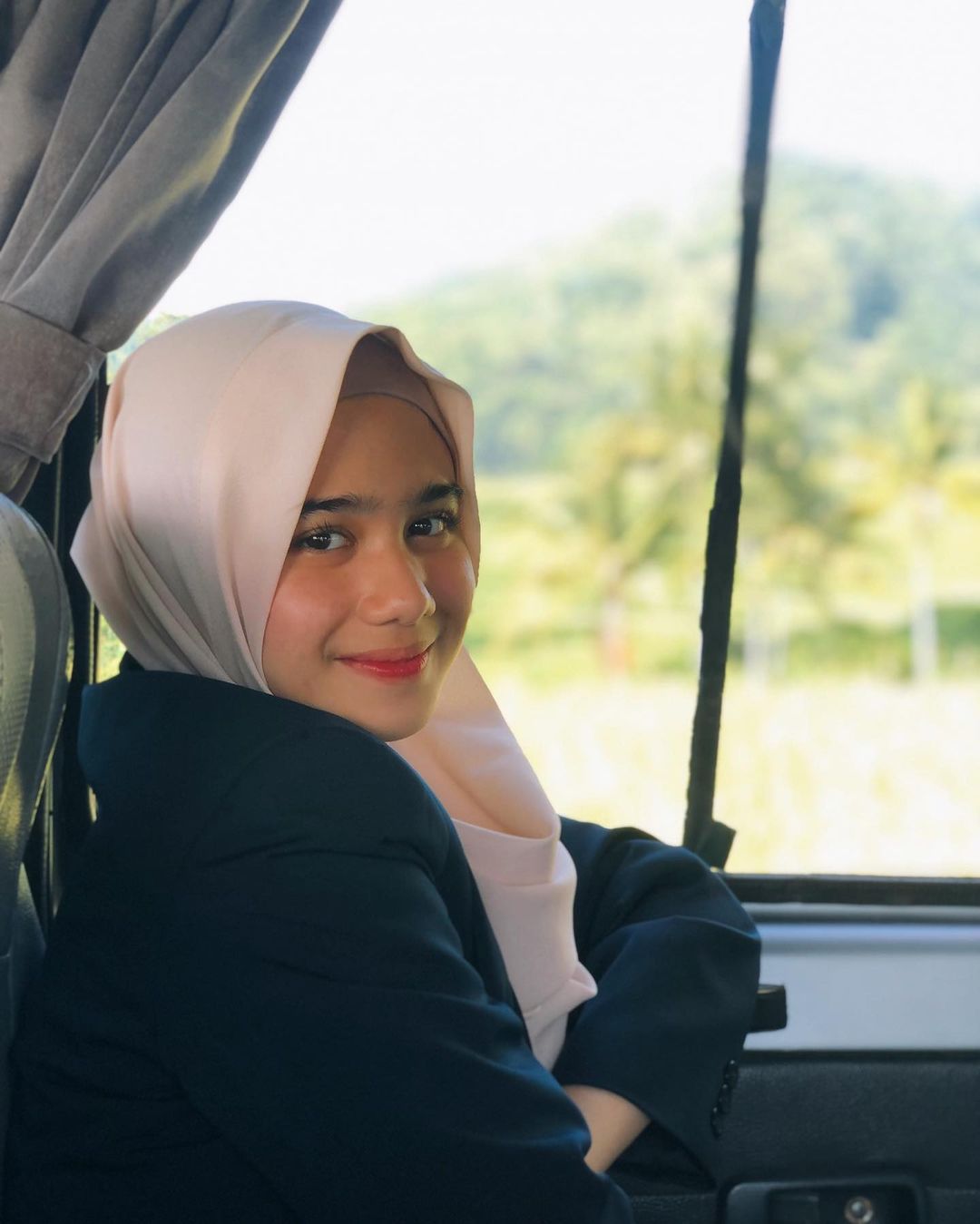 5 Potret Tissa Biani saat berjilbab, makin cantik dan menawan