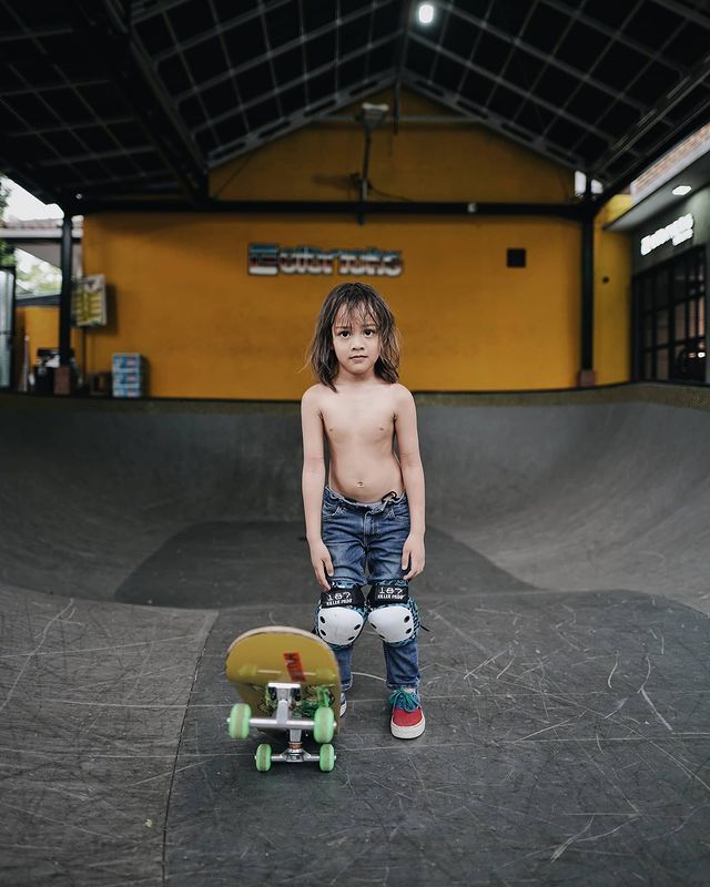 12 Potret keren Bjorka, anak Ringgo dan Sabai saat main skateboard
