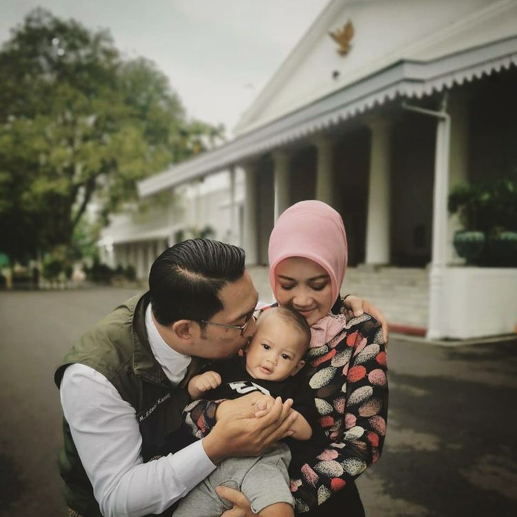 10 Potret keluarga Ridwan Kamil bersama sang putra angkat, manis abis