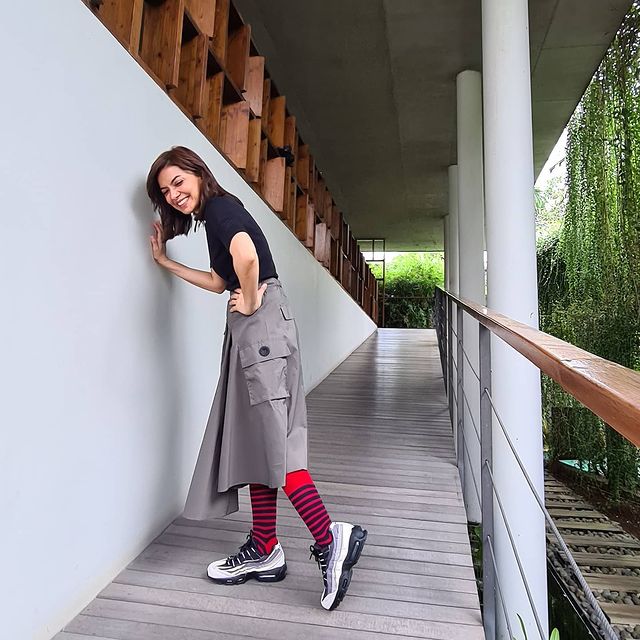 15 Potret kasual Najwa Shihab gunakan sepatu sneaker, bikin salfok