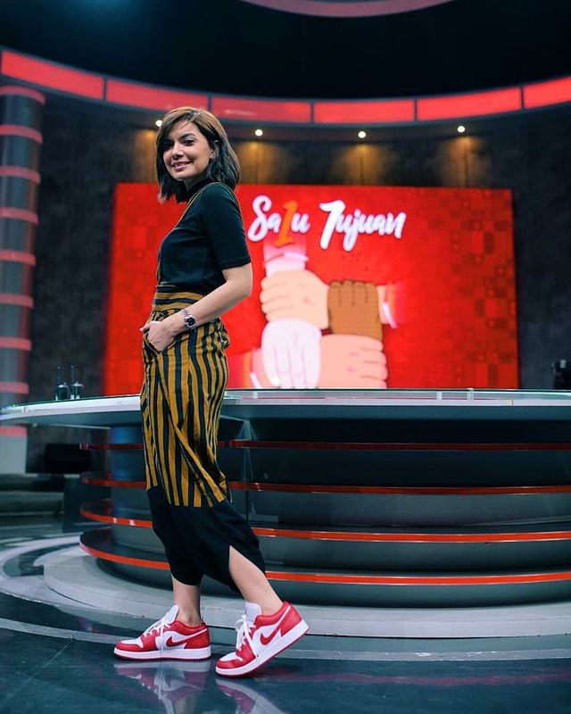 15 Potret kasual Najwa Shihab gunakan sepatu sneaker, bikin salfok