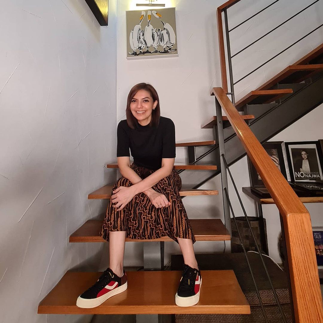 15 Potret kasual Najwa Shihab gunakan sepatu sneaker, bikin salfok