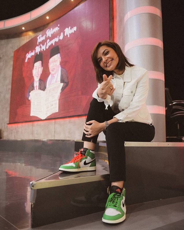 15 Potret kasual Najwa Shihab gunakan sepatu sneaker, bikin salfok