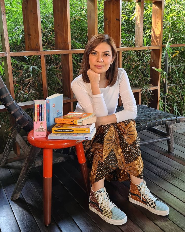 15 Potret kasual Najwa Shihab gunakan sepatu sneaker, bikin salfok
