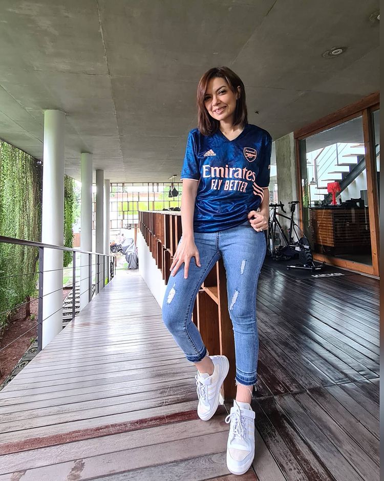 15 Potret kasual Najwa Shihab gunakan sepatu sneaker, bikin salfok