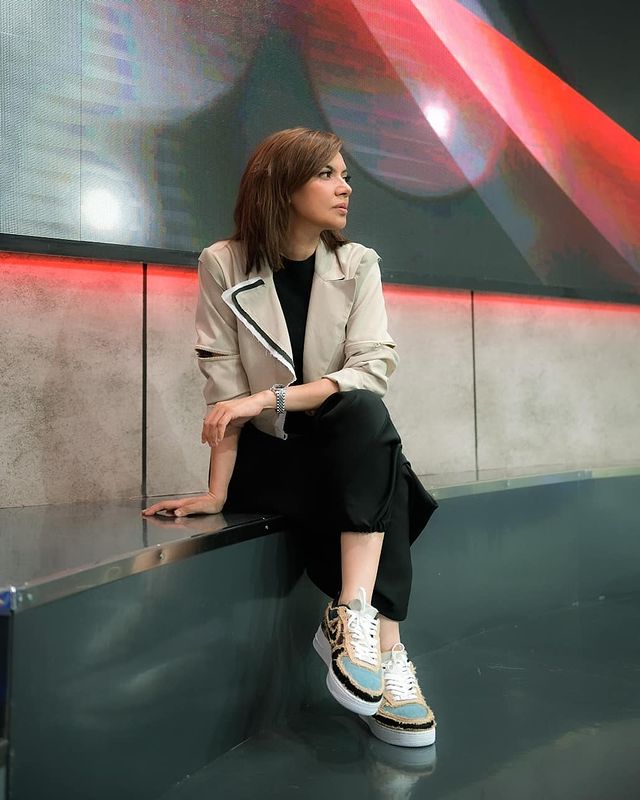 15 Potret kasual Najwa Shihab gunakan sepatu sneaker, bikin salfok