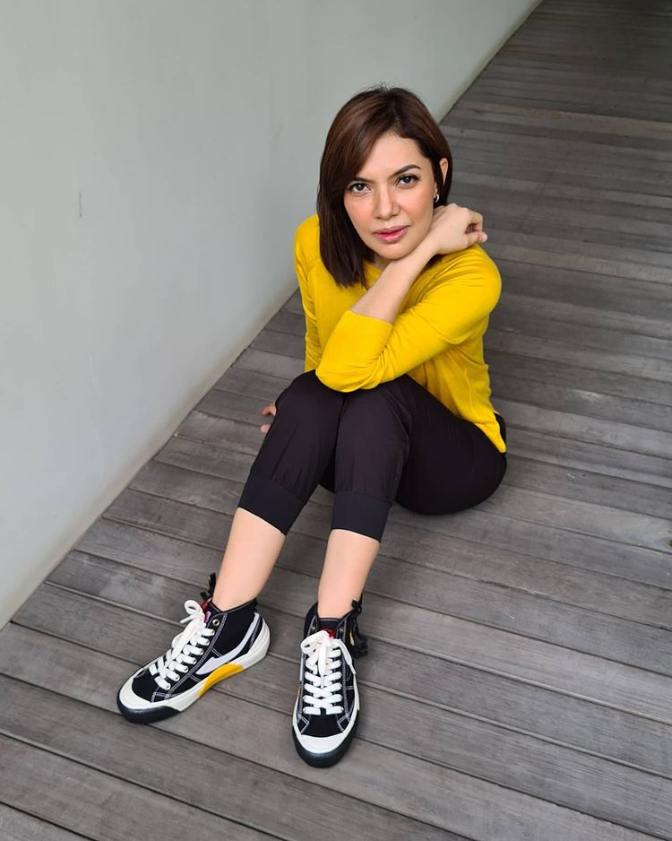 15 Potret kasual Najwa Shihab gunakan sepatu sneaker, bikin salfok