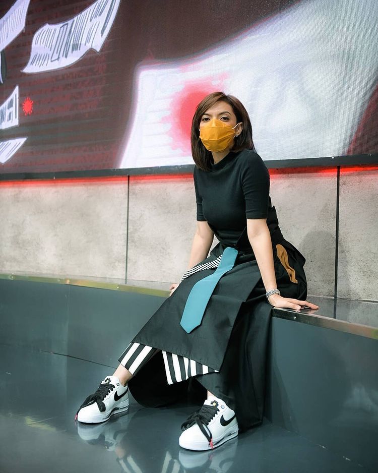 15 Potret kasual Najwa Shihab gunakan sepatu sneaker, bikin salfok