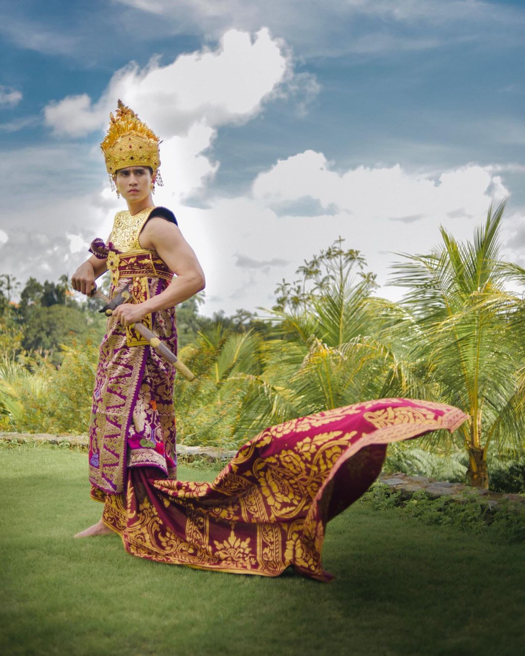 4 Potret gagah Verrel Bramasta saat mengenakan baju adat Bali