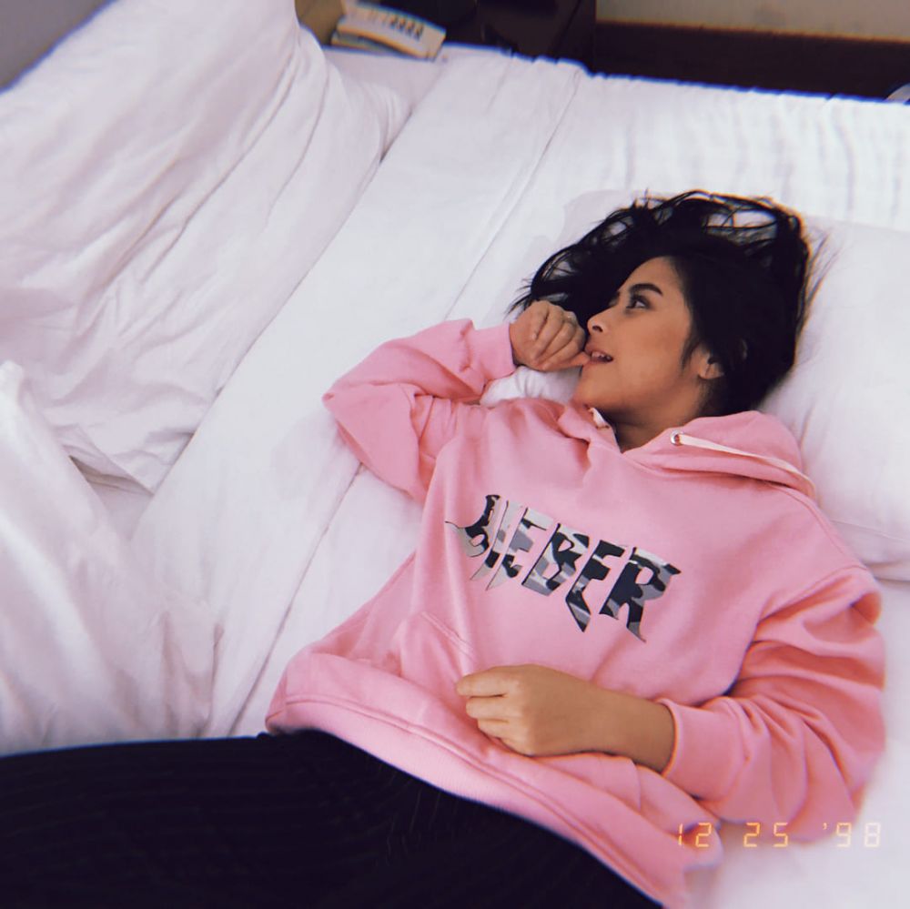 Berpose di kamar tidur, 6 potret Prilly Latuconsina ini manis banget
