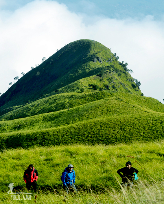 Salah satu bukit yang unik di Gunung Merbabu (Foto: Jamal Mahfudz) 