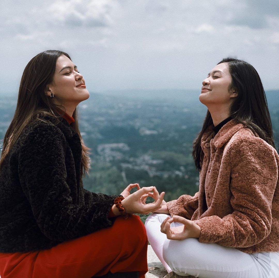 7 Potret keakraban Faradilla Yoshi dan Rebecca Tamara di dunia nyata
