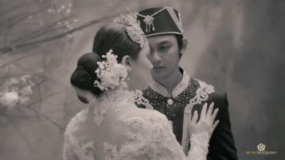 6 Foto prewedding Caesar Hito & Felicya kenakan pakaian adat Minahasa