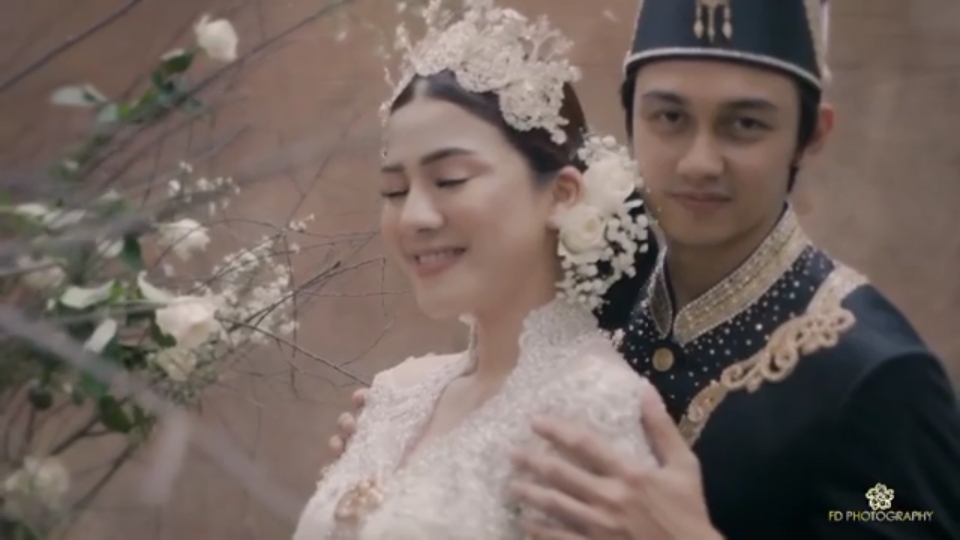 6 Foto prewedding Caesar Hito & Felicya kenakan pakaian adat Minahasa