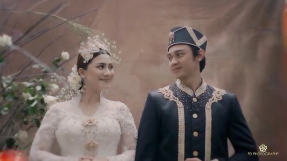 6 Foto prewedding Caesar Hito & Felicya kenakan pakaian adat Minahasa