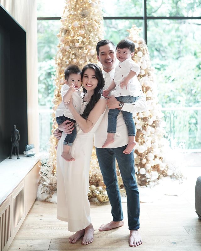 8 Potret Natal ala Sandra Dewi dan keluarga, simpel namun elegan